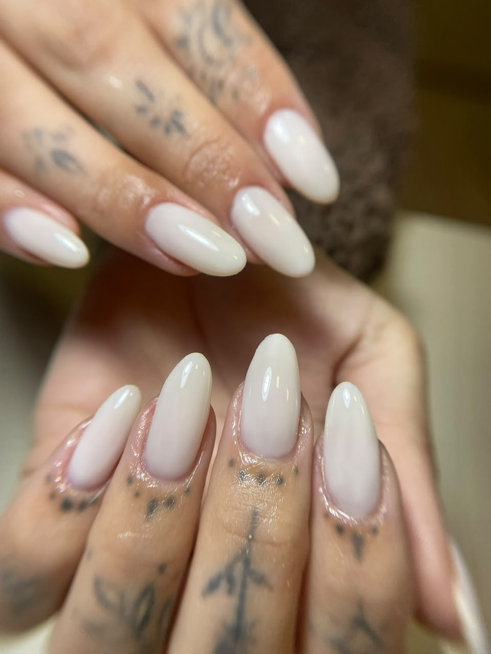 Trabalho de unhas em tons claros e delicados