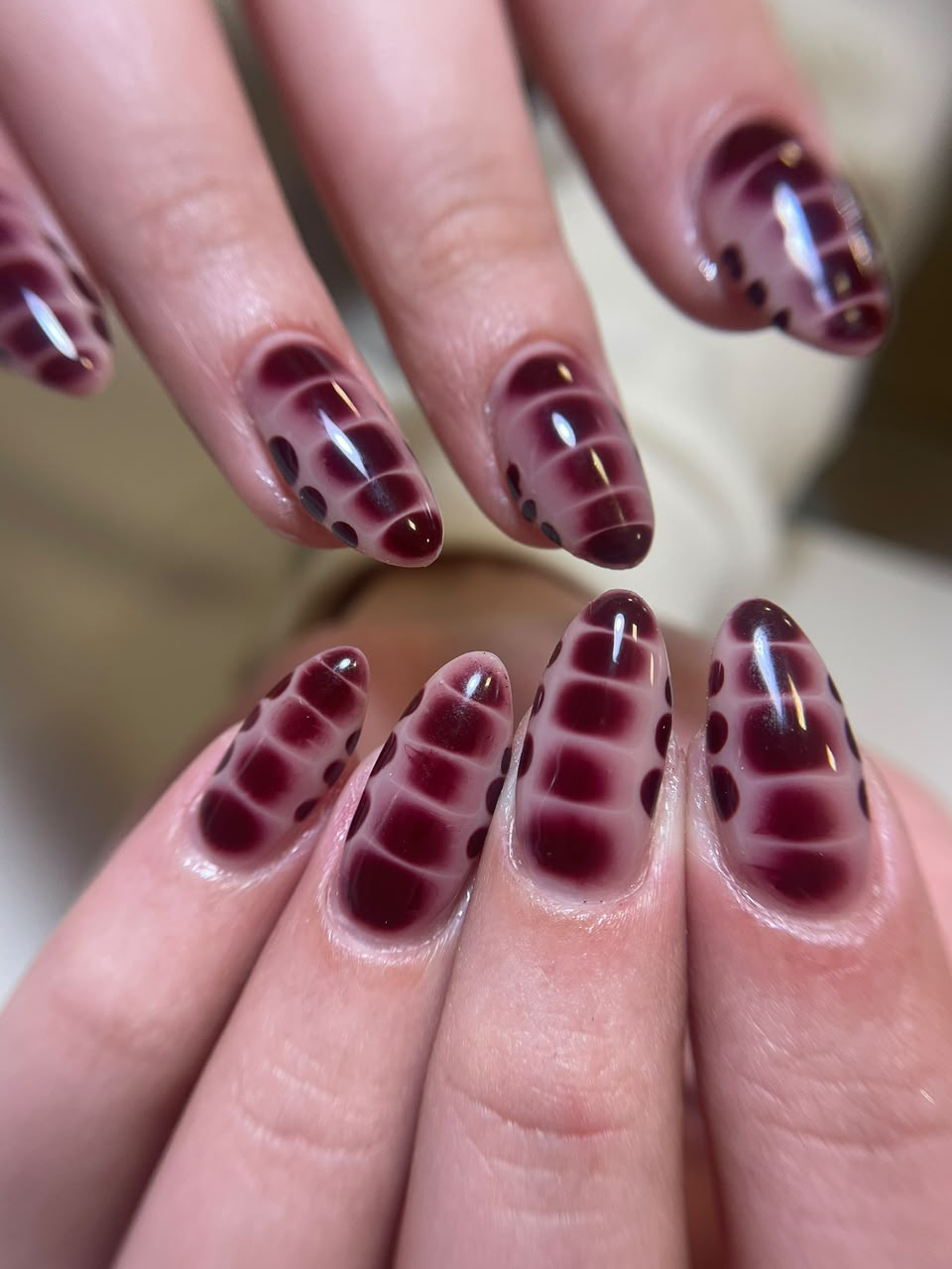 Nail art em tons de vinho com acabamento artístico